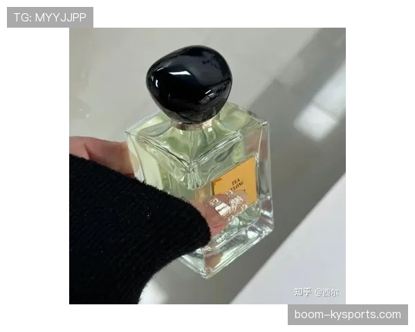 柳雅慧家里的香水瓶比我俩月工资都贵，这生活我真顶不住啊